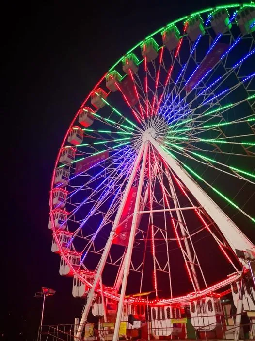 Roda Gigante 28m iluminada